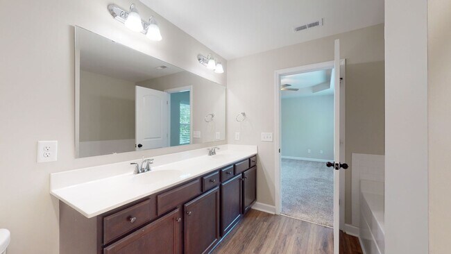 Building Photo - 215 Purple Martin Dr