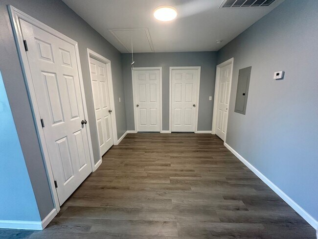 Building Photo - 960 Mayfield Dr