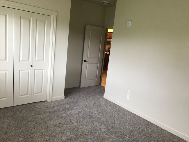 Building Photo - 2715 Bobcat Dr