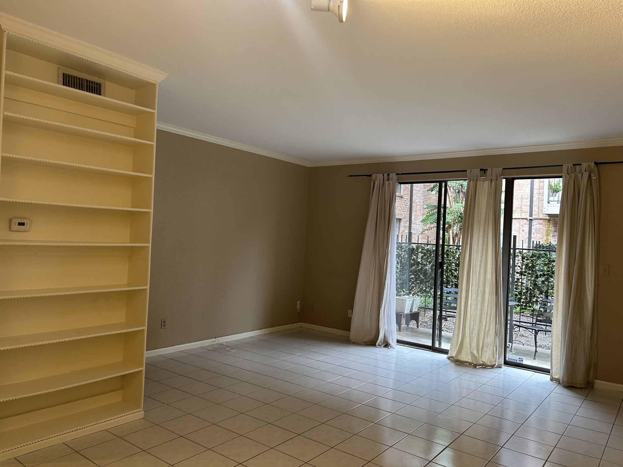 Ample living area overlooking a courtyard - 2475 Underwood St