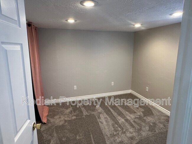 Building Photo - 172 S 200 E