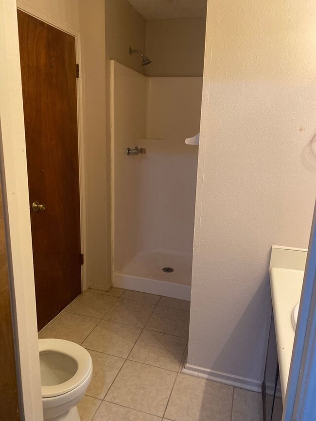 Building Photo - 2 bedroom 2 bath town home in a gated community