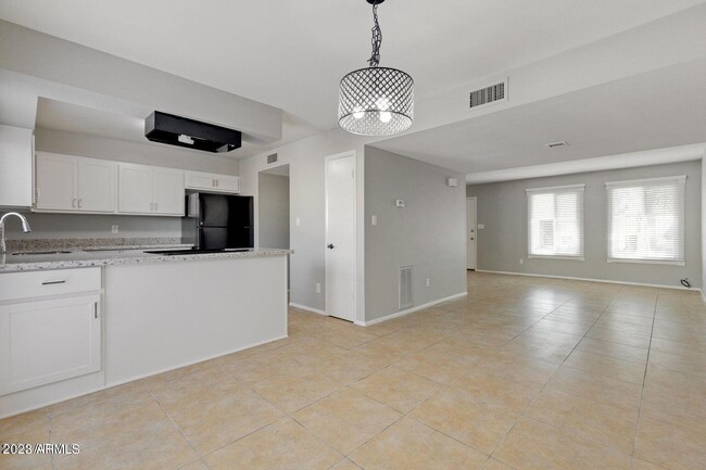 Building Photo - 6617 S Granada Dr