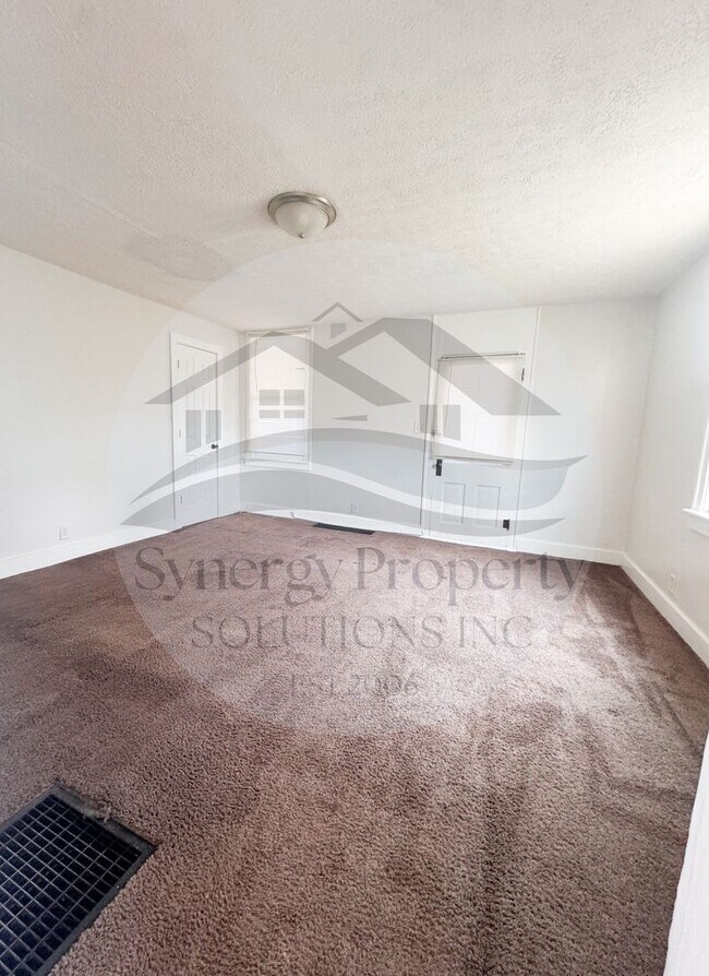 Building Photo - Crestline Home Available Now