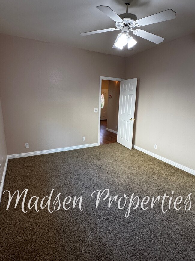 Building Photo - 121 Hart Ln