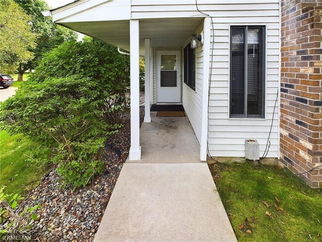 Building Photo - 9343 Ranchview Ln N