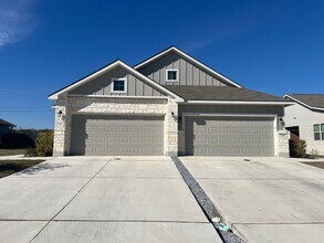 Building Photo - 213-215 Joseph Circle