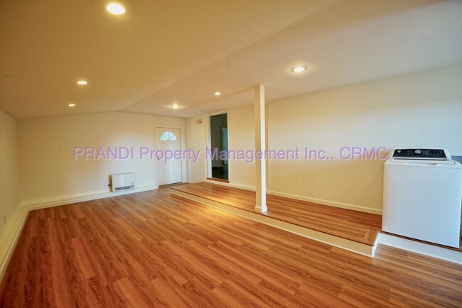 Building Photo - Mt. Tam View Home with Hardwood Floors and...