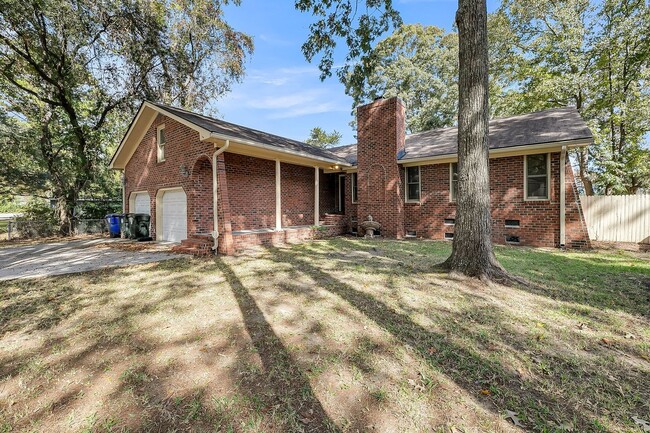 Building Photo - Renovated James Island Home!