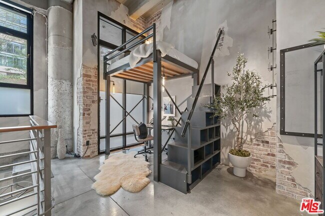 Building Photo - 330 W 11th St