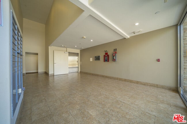 Building Photo - 970 S St Andrews Pl