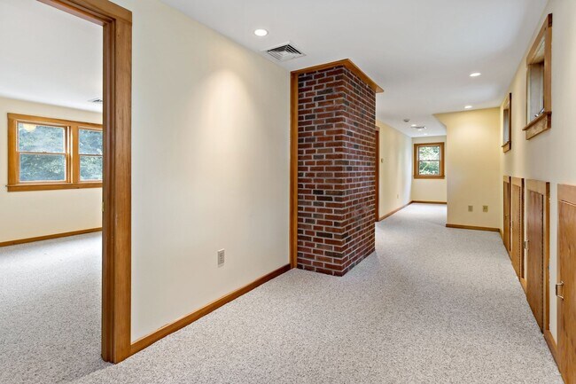 Building Photo - 1 Fern Ln