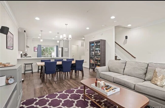 Building Photo - 3 Bedroom Townhouse with 2 Car Garage