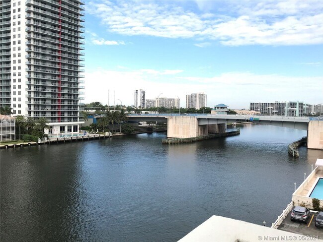 Building Photo - 1817 S Ocean Dr