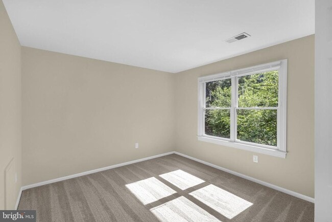Building Photo - 2206 Fort Ward Pl