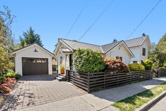 Building Photo - 2Bd/1Ba Seattle Duplex