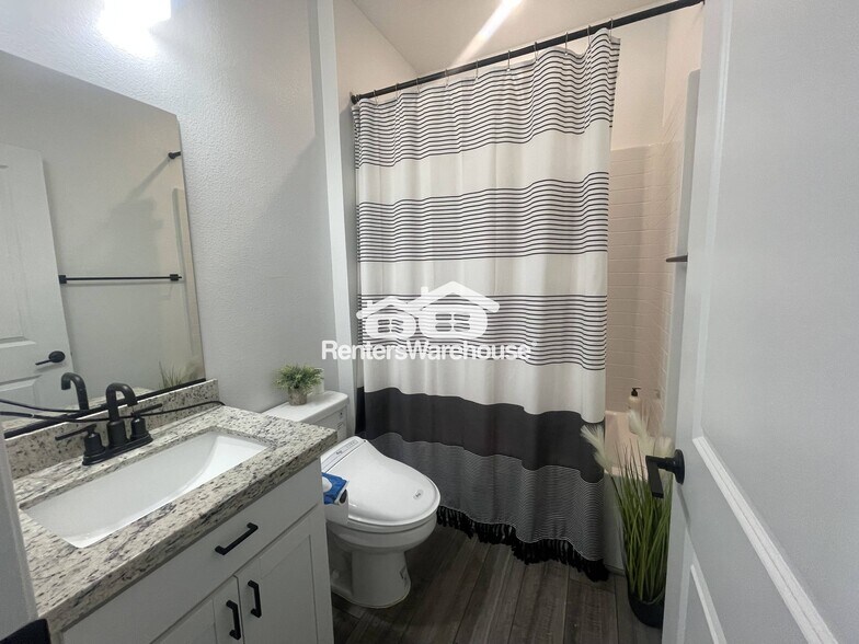 Building Photo - 856 Benning St