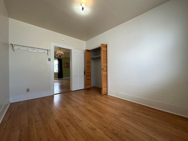 Building Photo - 2bed, 1bath 1,186sq.ft. home with large de...