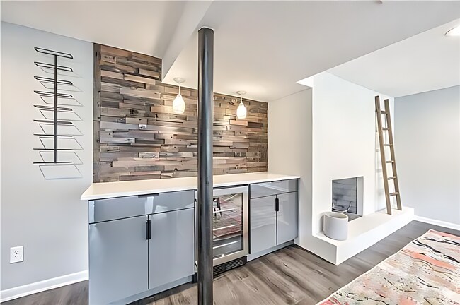 Building Photo - Wonderful Furnished Modern Home in Overlan...