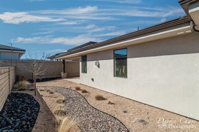 Building Photo - Stunning Desert Color Home