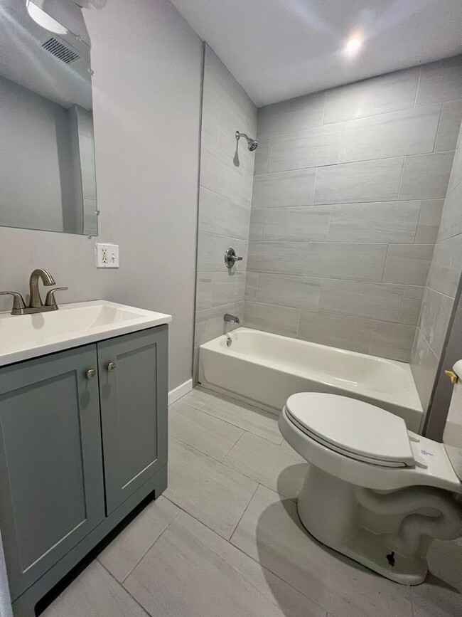 Building Photo - Renovated 4-Bedroom Townhome in Germantown...