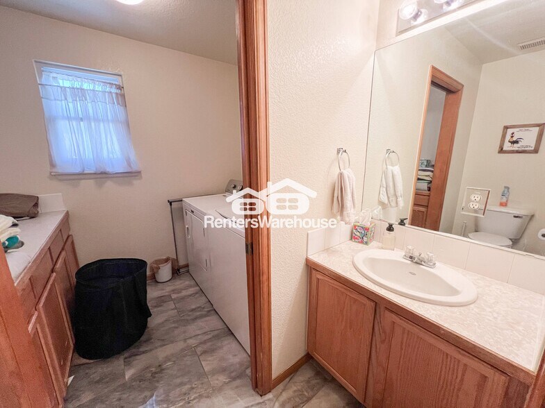 Building Photo - 4392 Deephaven Ct