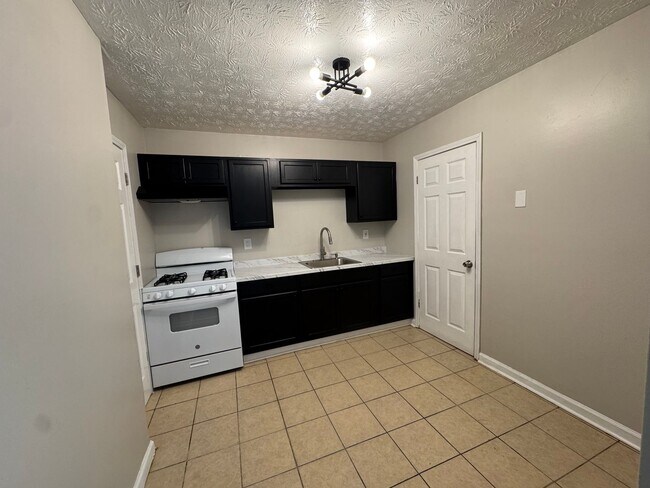 Building Photo - 2 Bedroom 1.5 Bath Townhome
