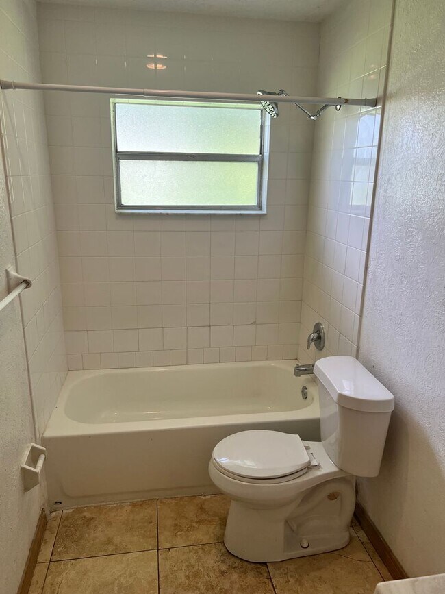 Building Photo - 3 BEDROOM, 2 BATH HOME IN THE HEART FORT P...