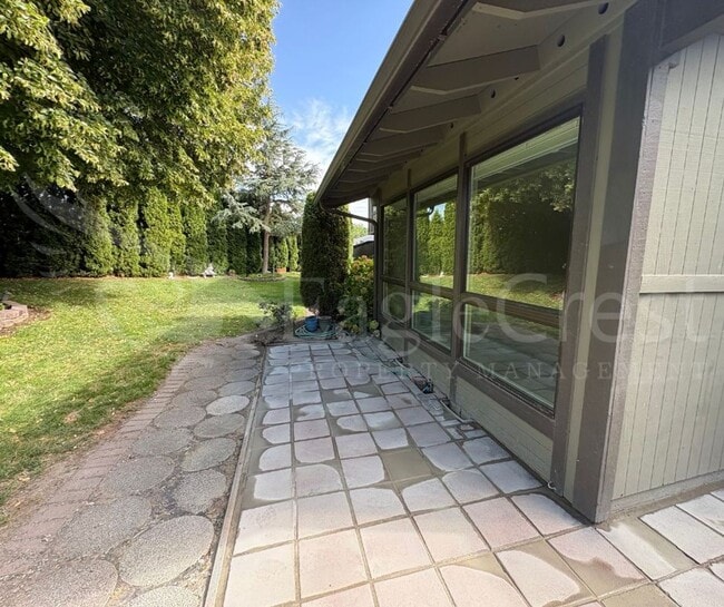 Building Photo - Three Bedroom Townhome Near Country Club G...
