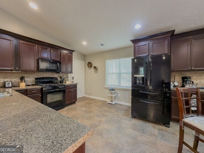 Building Photo - 580 Pineland Cir