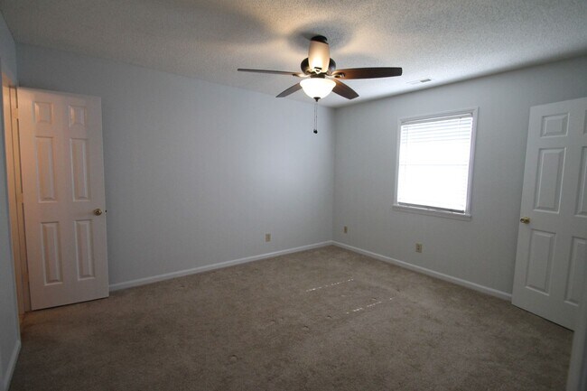 Building Photo - 1077 Farm Pond Ln