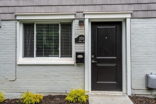 Building Photo - NEWLY RENOVATED 2BDRM TOWNHOMES