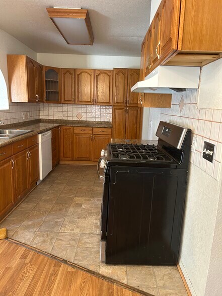 Building Photo - 44330 Glenraven Rd