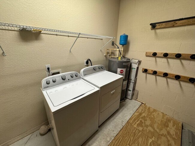 Building Photo - Must see! 2 bed / 3 bath townhouse in Palmetto