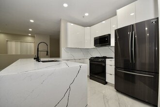 Building Photo - Stunning 2 Bed 2 Bath  1 Attached Garage at Vistana