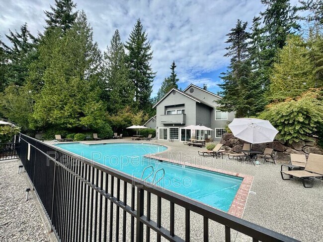 Building Photo - 15433 Country Club Dr