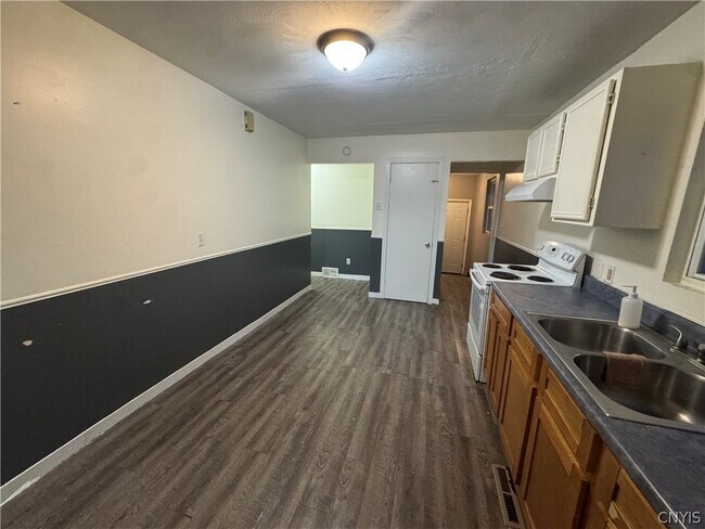 Building Photo - 109 1st St