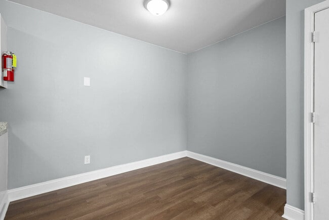 Building Photo - 607 Park Ave