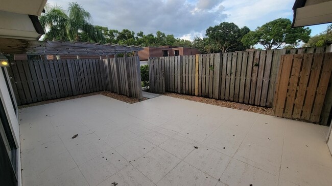 Building Photo - 606 6th Ln