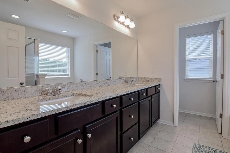 Building Photo - 422 Northern Red Oak Dr
