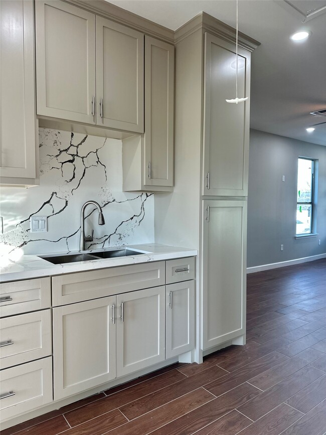 Building Photo - 8321 Coma St