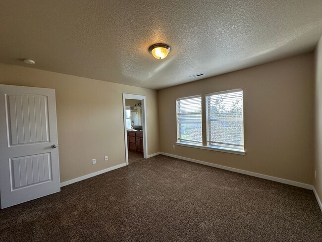 Building Photo - MOVE IN SPECIAL!  Remodeled 3 Bedroom / 2.5 Bathroom Home Southwest Redmond