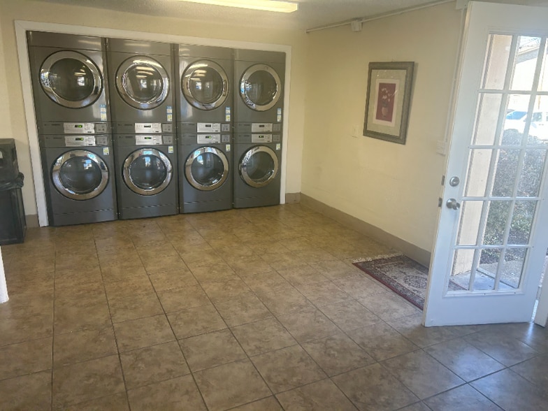 Building Photo - 300 Berkley Dr