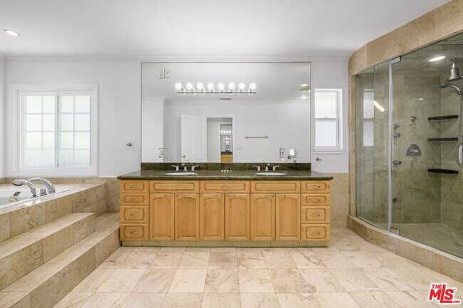 Building Photo - 8760 White Oak Ave