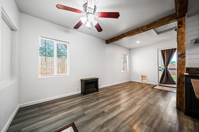 Building Photo - Adorable Studio Apt in Cottonwood - Dog Friendly! Available NOW!