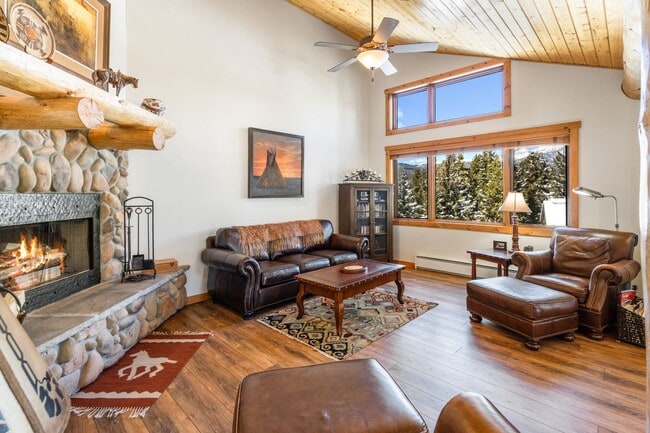 Building Photo - 4 Bed, 4 Bath Condo in The Big Sky Meadow with Garage!