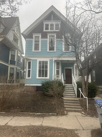 Building Photo - Charming 2 Bedroom Upper in Brewers Hill