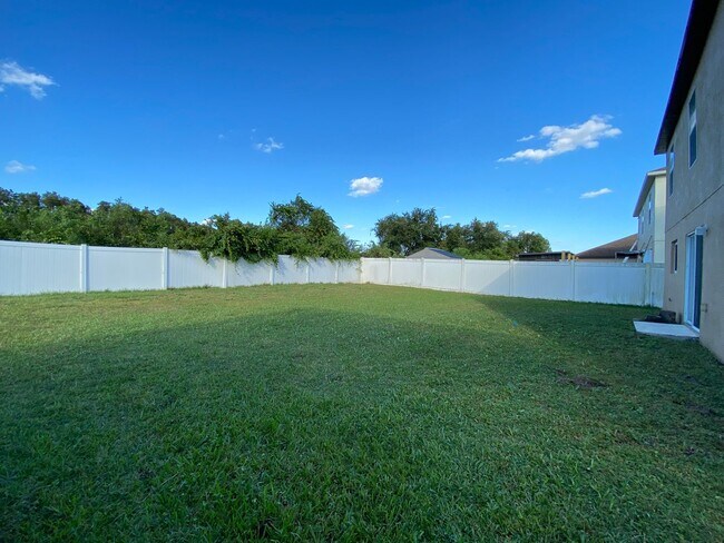 Building Photo - Oversized 3 BD / 2.5 BA with Loft