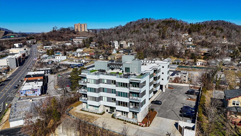 Building Photo - 411 Fairpoint St