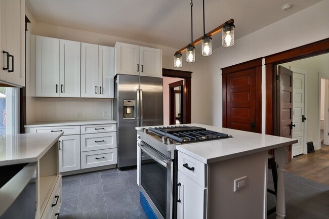 Building Photo - Newly Renovated Single Family Home